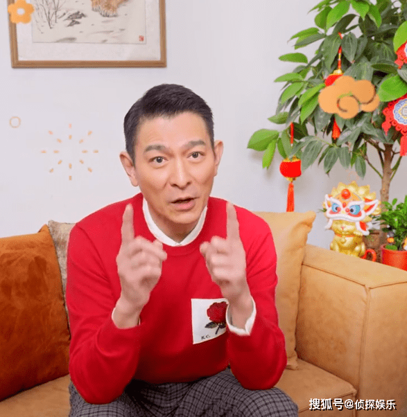 最接地气天王!60岁刘德华赤脚拖地,着装清爽犹如年轻小伙