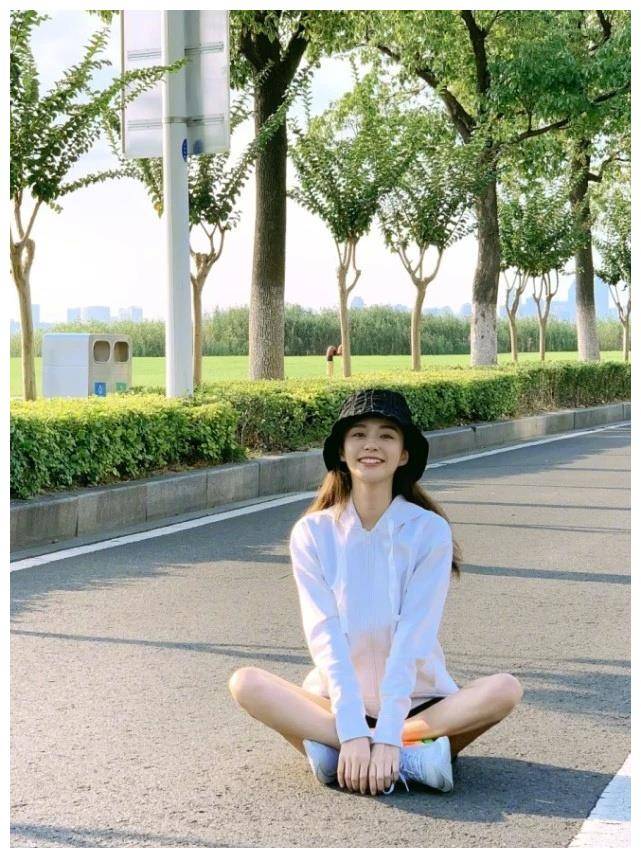 郑合惠子的脚穿着浅灰色的运动鞋,鞋帮的颜色也很帅呢.