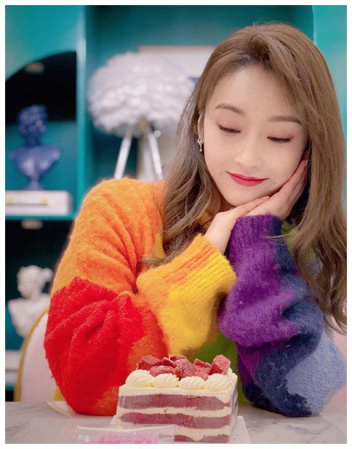 原创宣璐29岁生日扮嫩穿拼接毛衣超有仙女范哪像是奔三的人