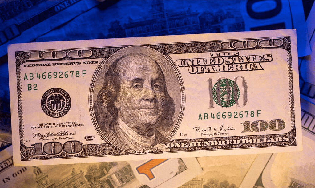 美元存款利息涨了，如果把人民币换成美元存银行，划算吗？