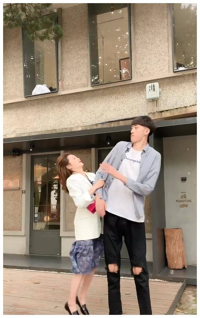 168,205"最萌身高差":日常情侣装出门,回头率百分百!_女孩_衣服_男孩