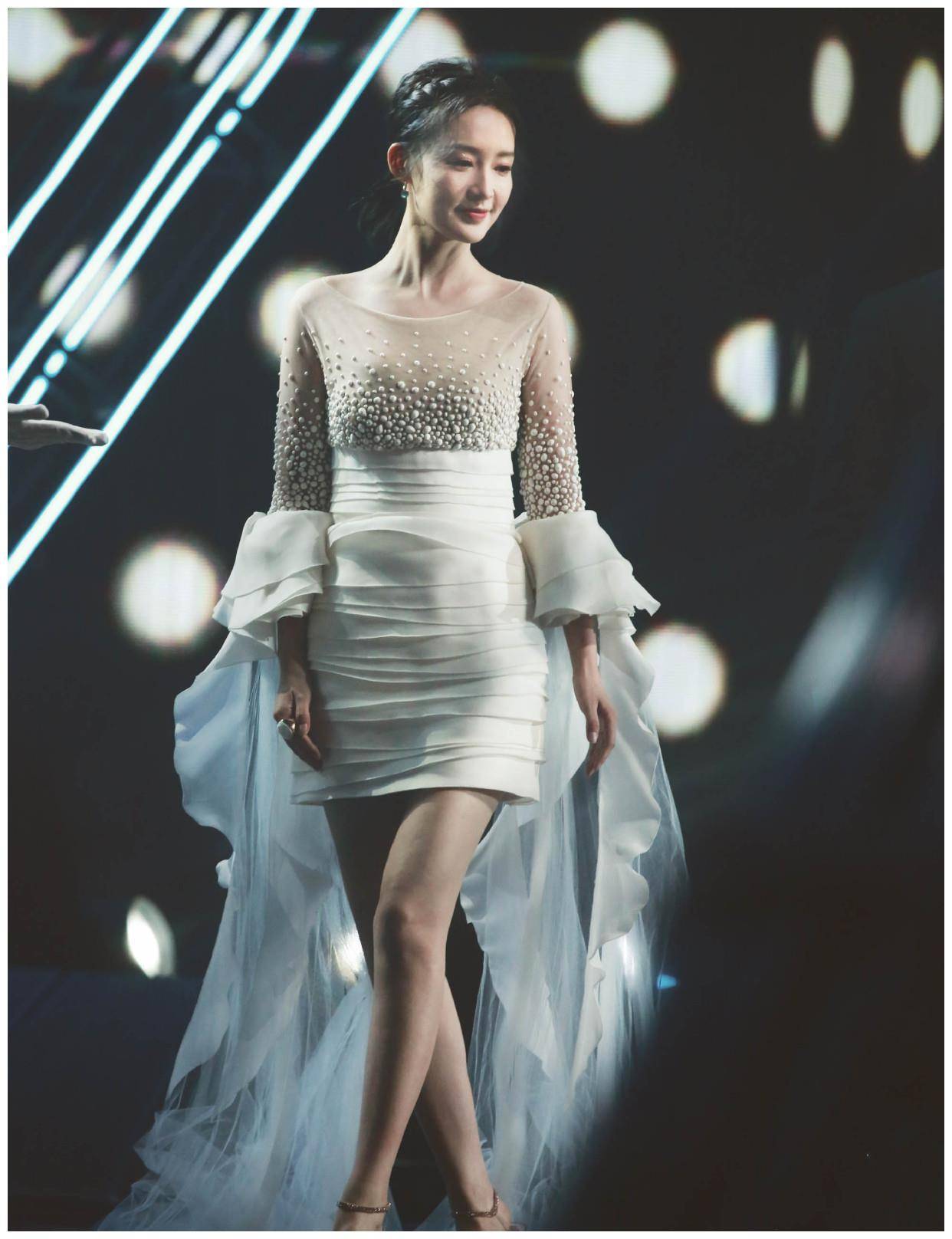 29岁李沁美得高调,一袭v领正红色礼服,大秀曼妙身姿!_裙子_气质_设计