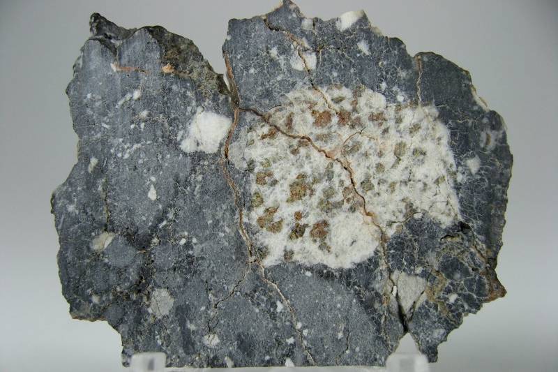 400月球陨石如图,无论从dar al-gani 400月球陨石的外表还是切面,我们