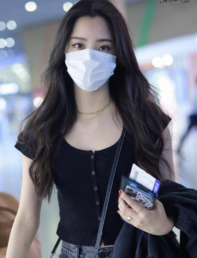 长发飘飘相当时尚迷人,能够看出尽管戴了口罩,但是欧阳娜娜还是有认真