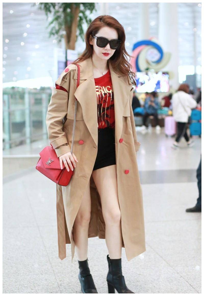 原创35岁的戚薇气质感就是高身穿风衣搭配短裤大秀长腿优雅又吸睛