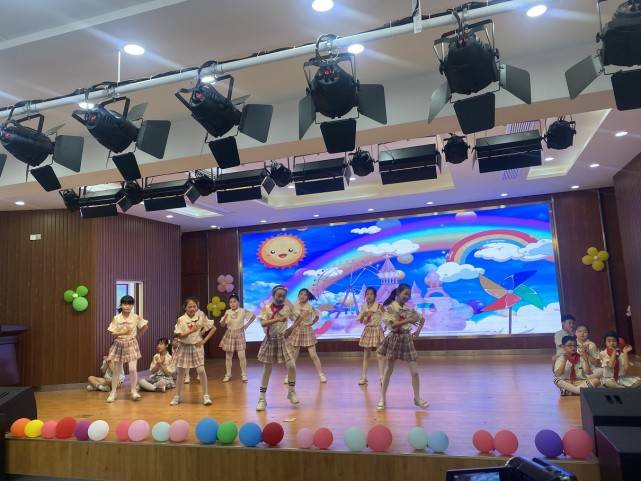 感恩同行迈向少年宝应桃园小学北校区开展十岁感恩成长礼活动