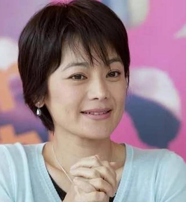 19 岁的张艾嘉赴香港发展,成为嘉禾公司旗下的女演员,开始电影之路 .