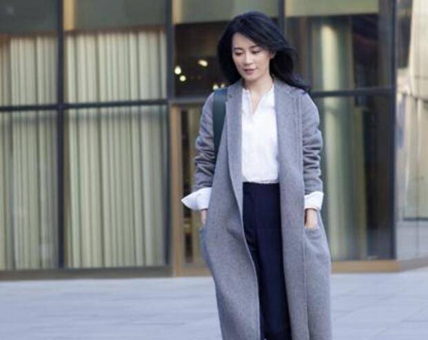 俞飞鸿的年纪比赵薇,林心如都大不少,出道时间也早几年,可这些年来