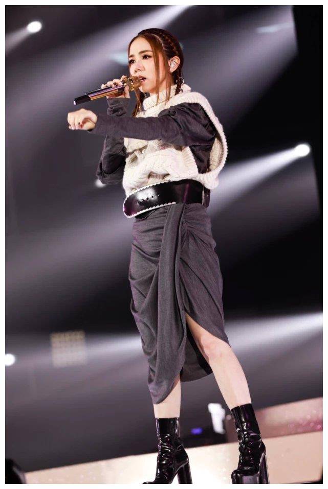 原创邓紫棋很穷吗衣服烂成布条了还穿不料潮成明星爆款