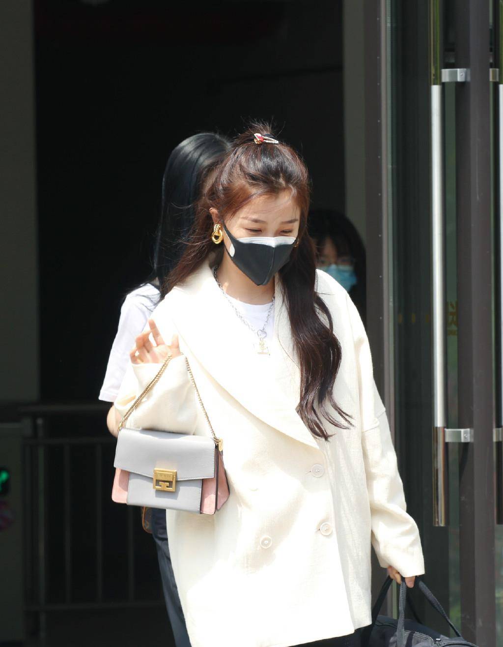 虞书欣戴2个口罩认真防疫,配宽大外套手提包,很有贵妇感_显得_参赛