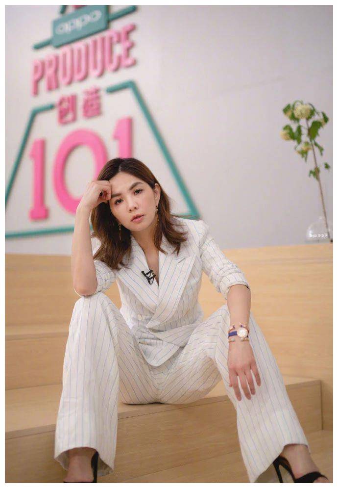 陈嘉桦轻熟风造型很吃香,温柔发型配印花长裙更显气质,未来可期_ella