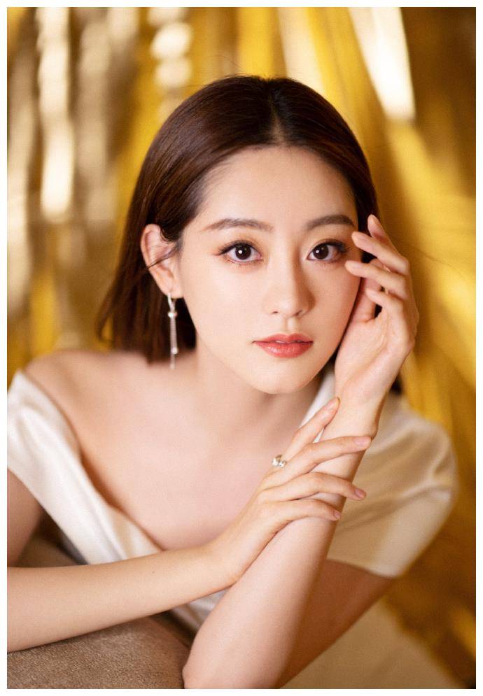 被祝绪丹美到!"半露肩"连衣裙配黑长直秀发,还真有杨幂的影子