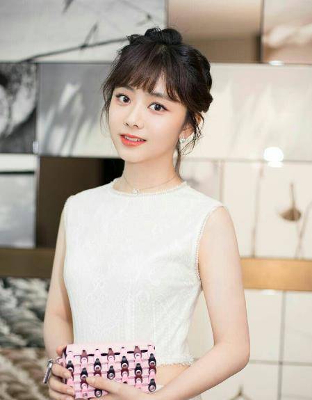 谭松韵不顾女神形象,在饭桌上自曝掉进粪坑,网友:你是个女明星_郑爽