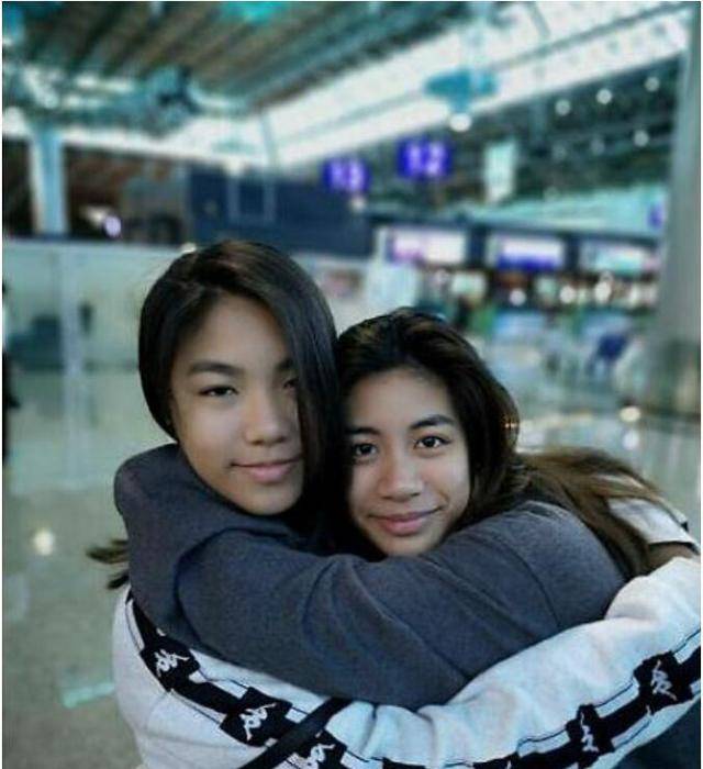 巫启贤全家福曝光,两女儿颜值惊人,大女儿极具音乐天赋_肤色_样子