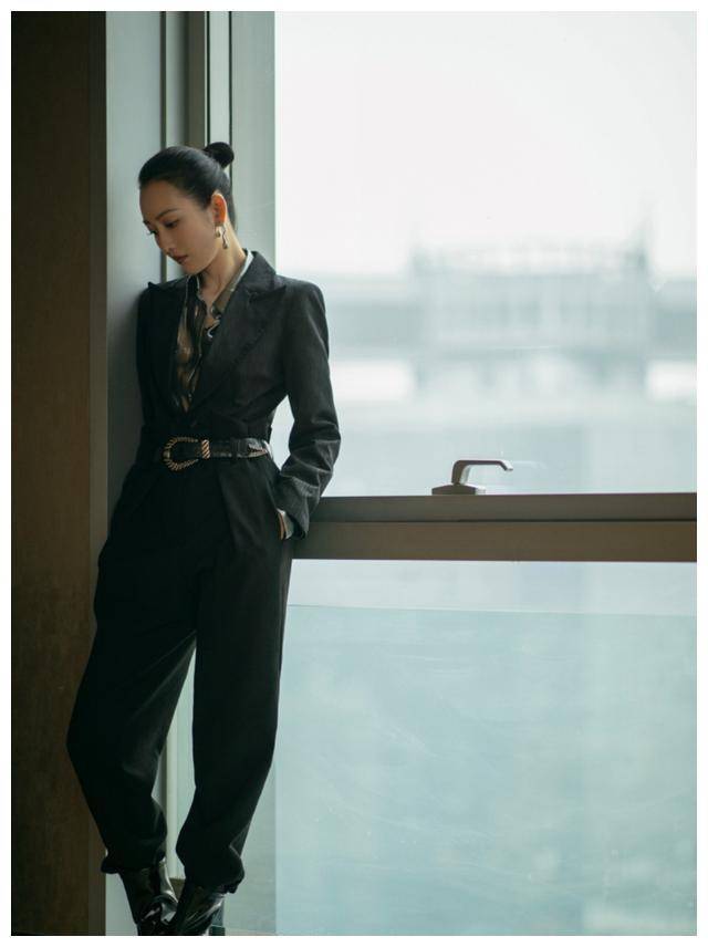 王鸥才是"气场女王",一袭银色亮片连衣裙配马尾辫,优雅又迷人_女性_的