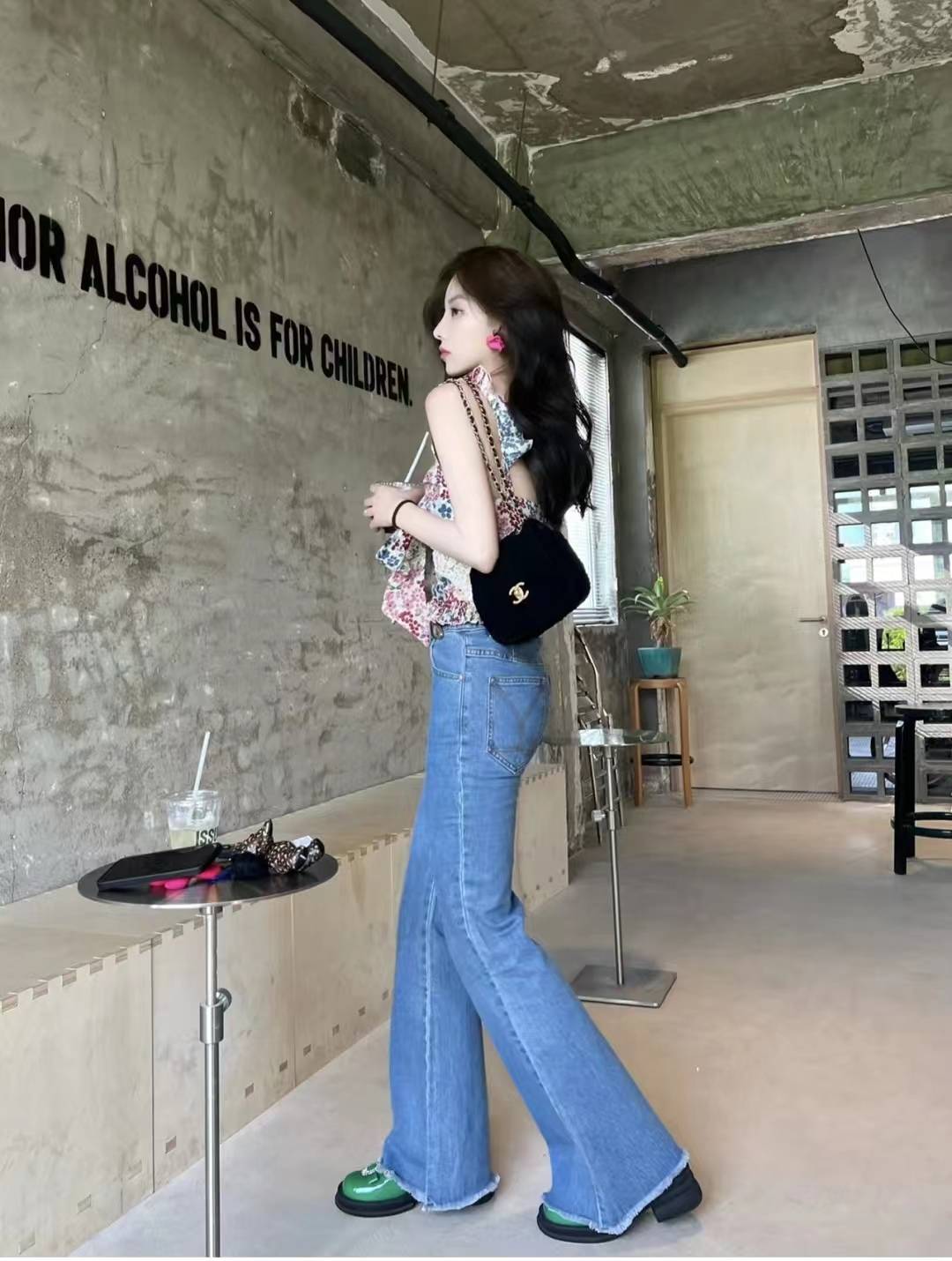 高腰微喇牛仔裤搭配什么上衣好看和鞋子好看