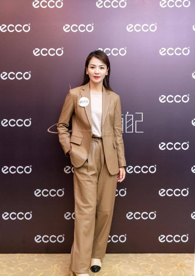 今年流行"上阔下阔"穿法,学刘涛用西装配阔腿裤,时髦显气质_驼色_款式