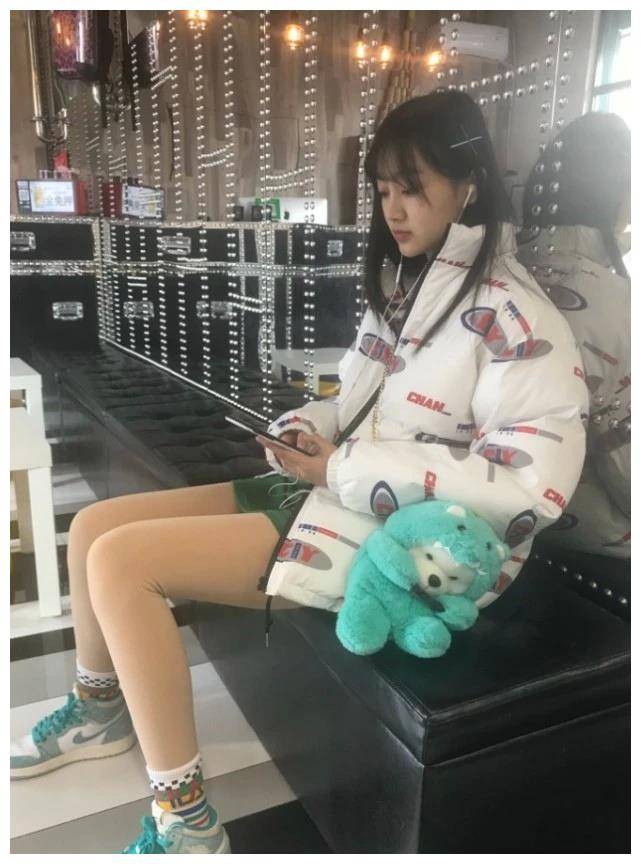 她因出演小李慧珍出名,今14岁穿校服裤的腿,成年人都甘拜下风_姐姐