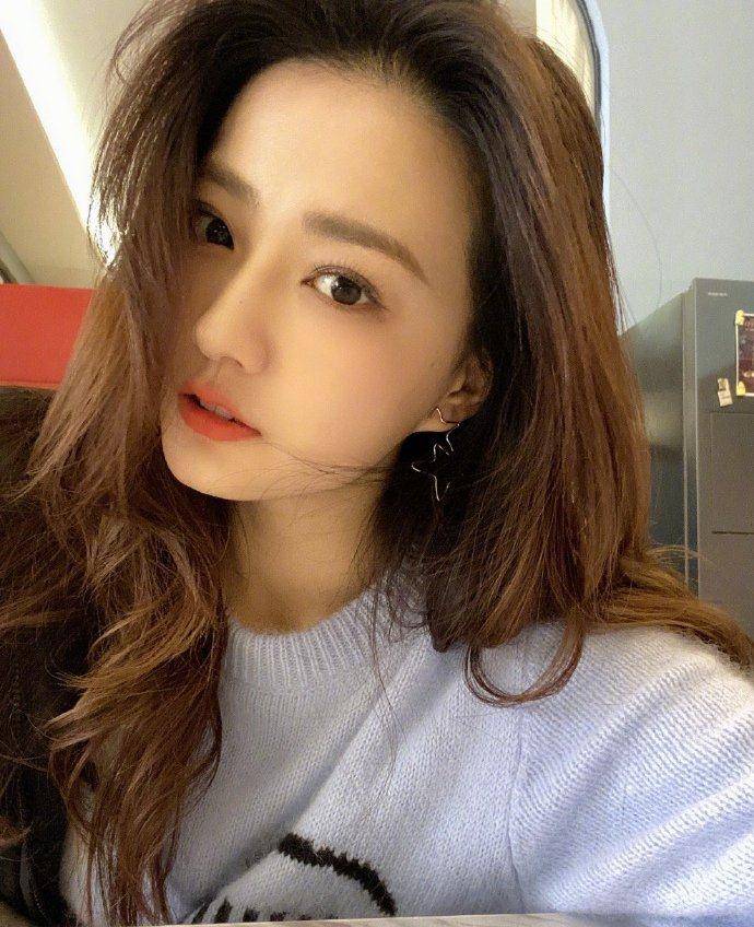 5月6日,徐璐在微博晒出四张自拍美照,并配文:"好久没有发自拍了～"