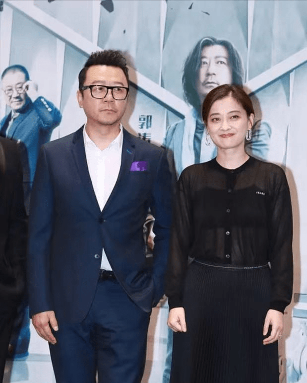 原创郭涛罕携儿女亮相却只顾搂着梅婷摆拍儿女长成一个样太像爸