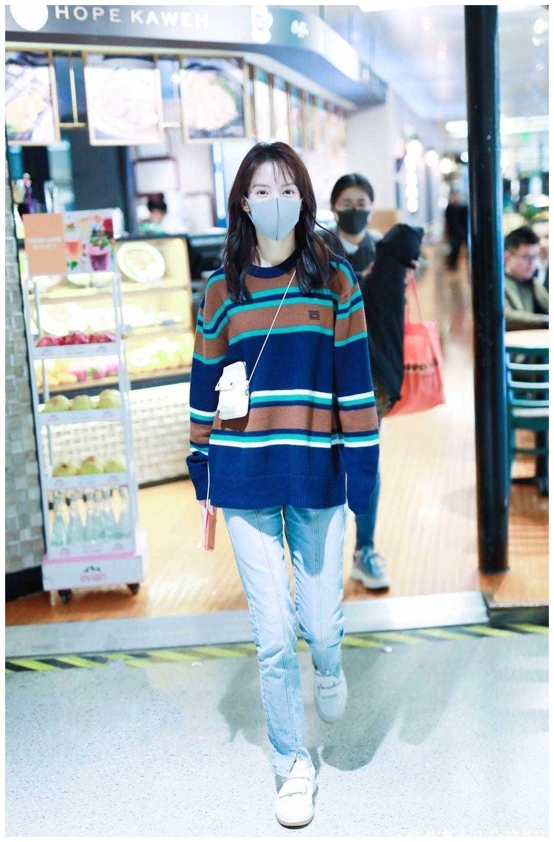 原创金晨果然有颜任性披个简单的格纹披肩都那么洋气马丁靴超酷炫