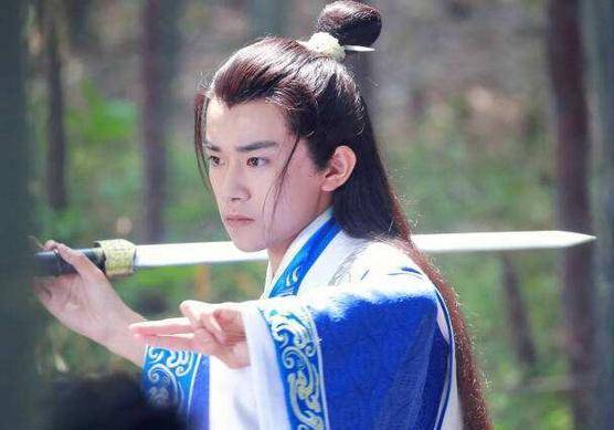 明星古装拿剑造型,这次真被罗云熙和易烊千玺帅到了_霍建华_感觉_帅哥