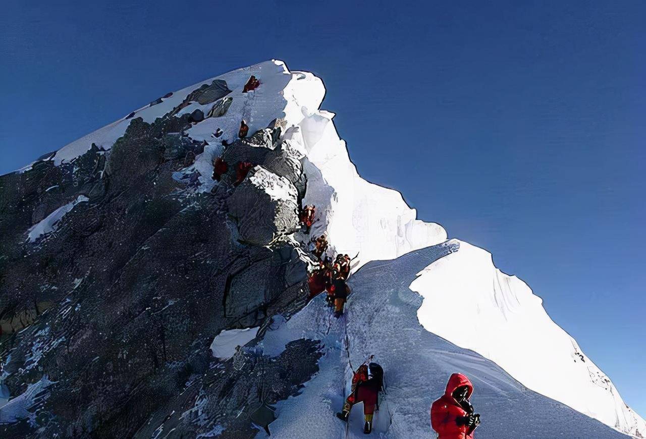 98年，美国女登山家在海拔8千米倒下，9年后有人看不下去将其安葬