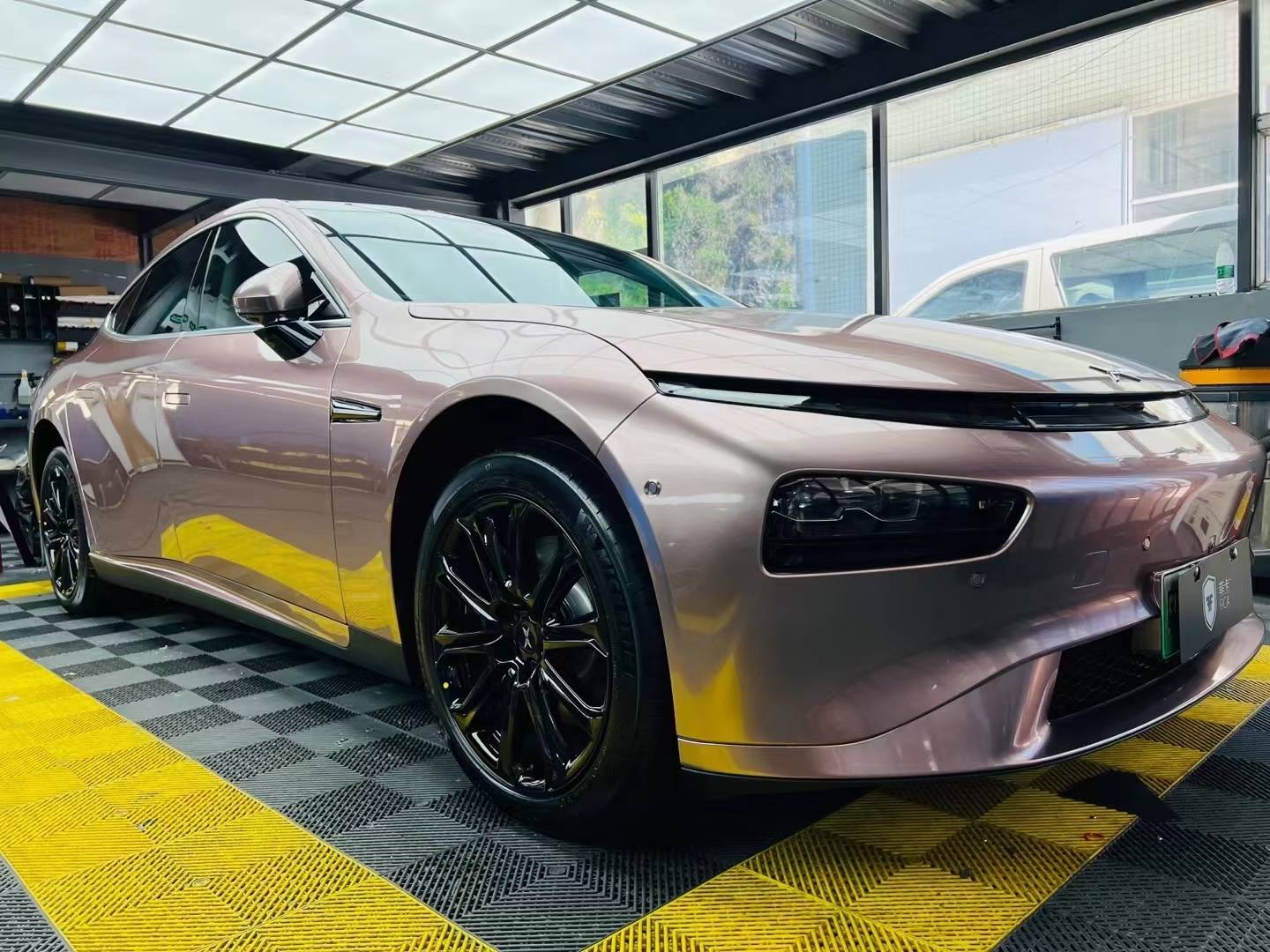 小鹏汽车菲卡改色膜pet超亮金属冰莓粉