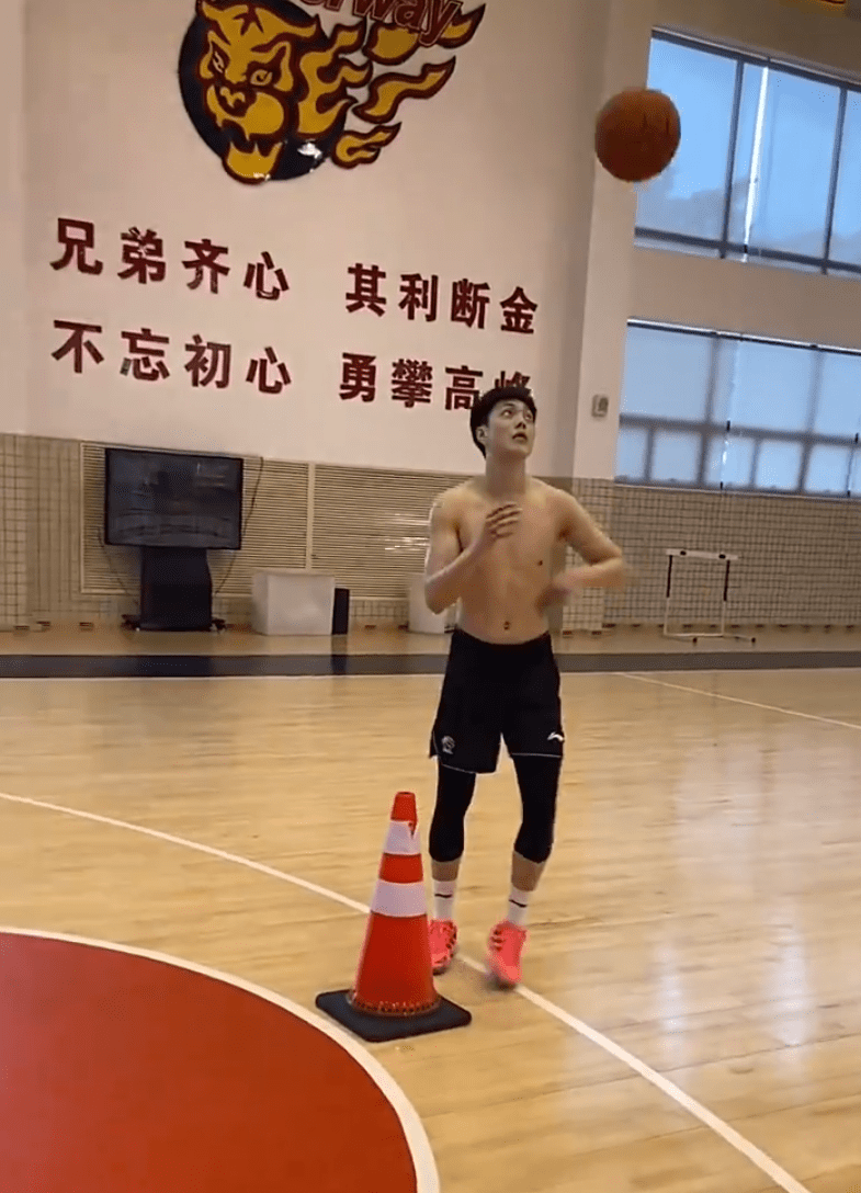 胡明轩赤膊特训,赵睿喜提伴郎,周鹏称伤后失忆两天_王薪凯_赛季_婚礼