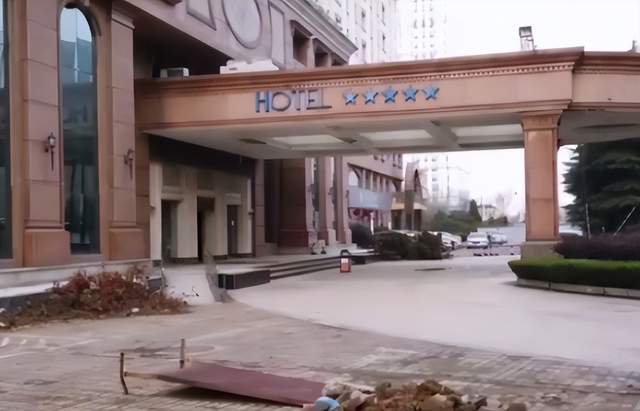 安徽第一家五星级酒店，曾经风光无限，如今却大门紧闭，倍感荒凉
