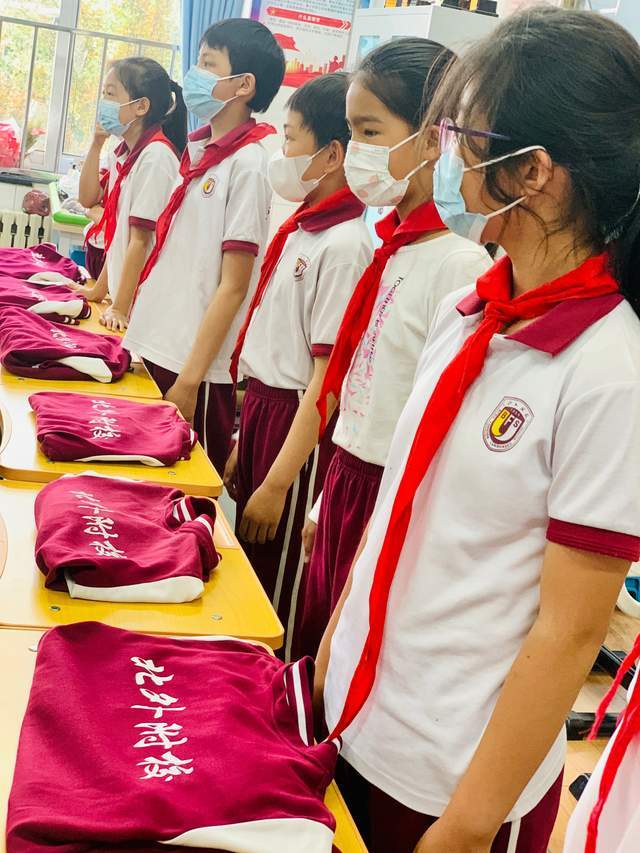 劳动教育可以这样推进 北外附校开展劳动周系列活动_高年级_校服_书包