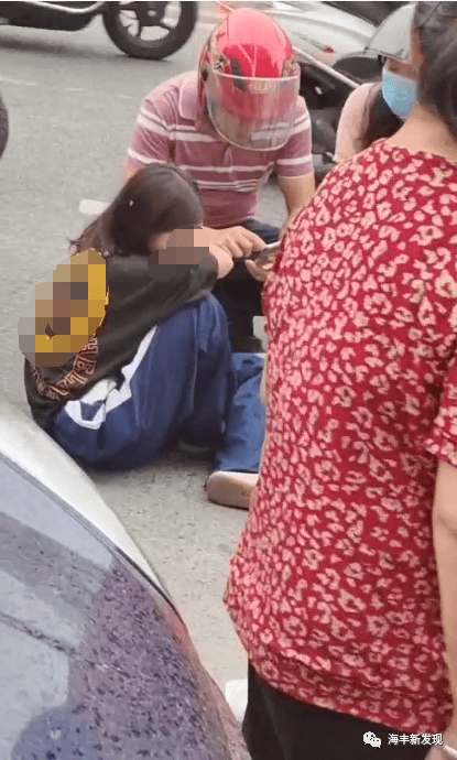 梅陇2名小女生摔车受伤坐在马路上