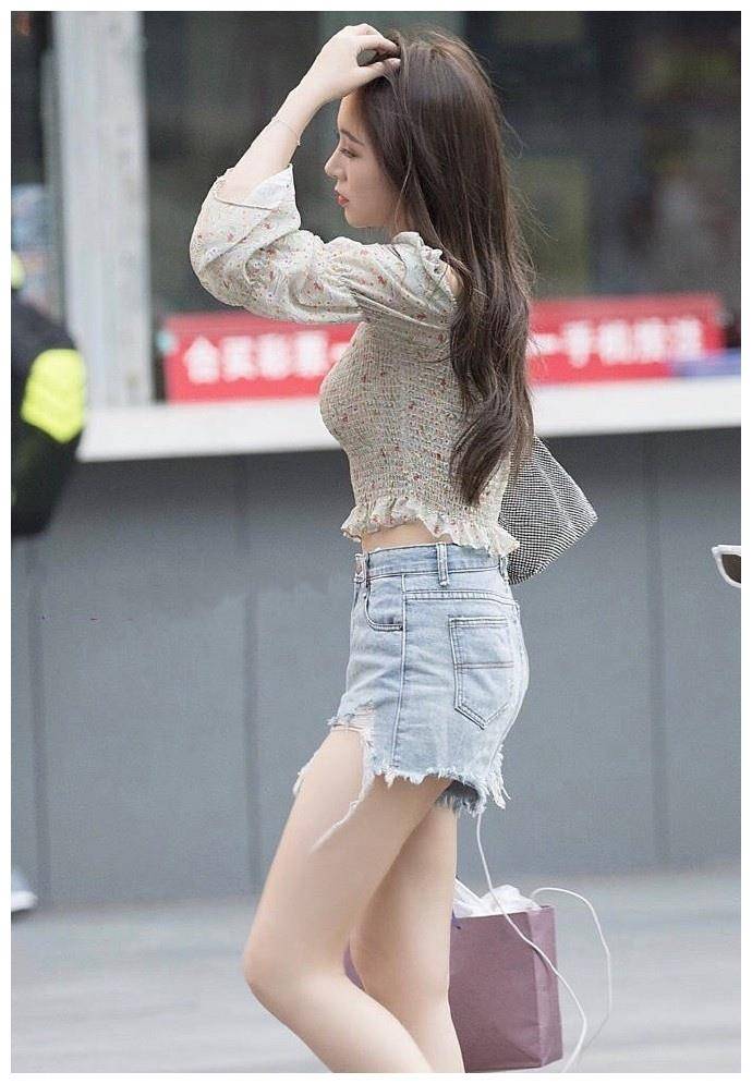 原创美女街拍身材丰腴的小姐姐紧身衬衫搭配牛仔短裤性感十足
