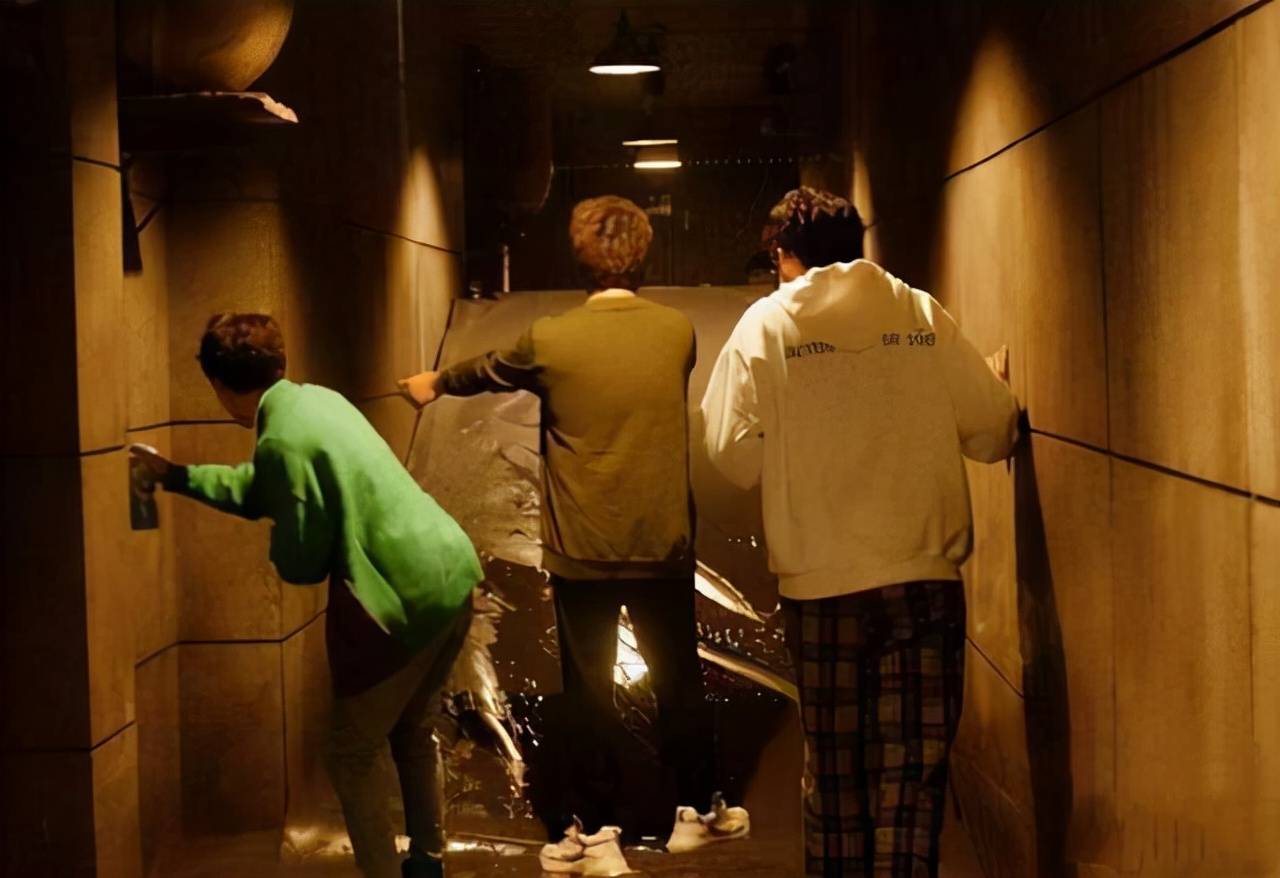 原创玩密室逃脱被要求脱衣灌酒店家戏称开玩笑密室逃脱的另一面