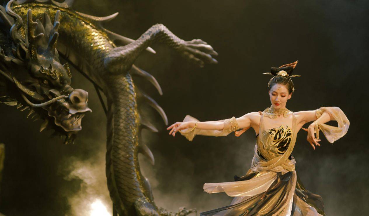 在宣璐的这段剑器行舞蹈中,身穿大红色古装,对着镜头运剑起舞,不仅