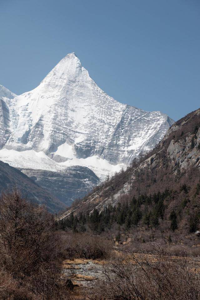 央迈勇雪山,景色壮美,竟然是文殊菩萨的化身_亚丁_神山_海拔