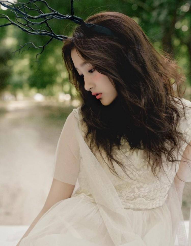 关晓彤头戴鹿角拍写真,眼神中写满了思念,网友:"望夫石"_背景_身材_的