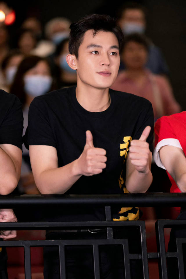 欧豪回应绯闻女孩是剧组人员新剧对决今晚播