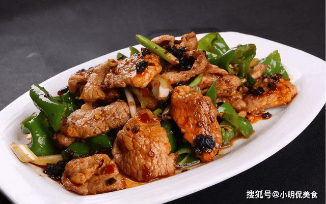 味道咸鲜,酱香气浓,肉片柔嫩中带些微脆.