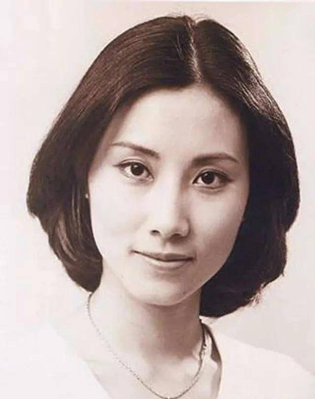 原创汪明荃年轻时罕见照片：谁的青春不曾美丽过？