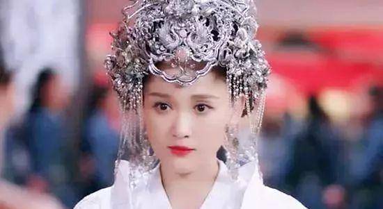 古装美人满头银饰的造型,个个清冷高雅,陈乔恩却美到了极致