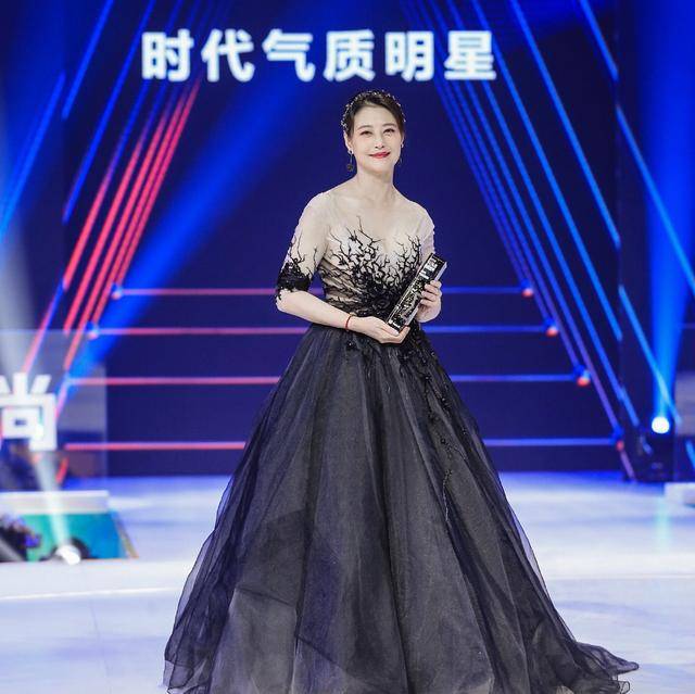 杨紫成娱乐盛典大赢家与李现肖战再度合体变身全能明星