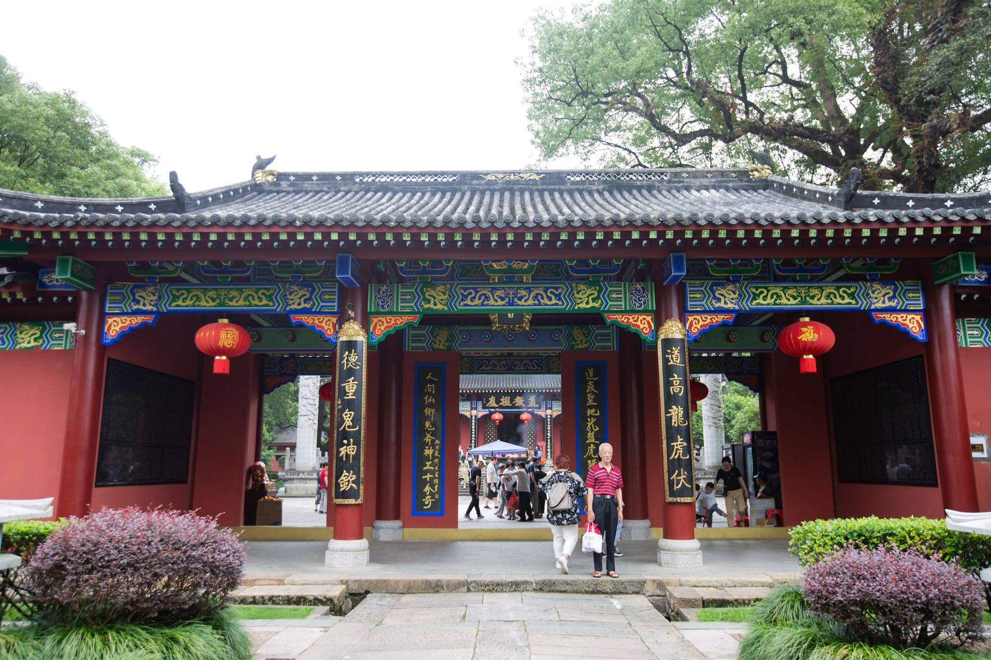 走过了千年时间的古镇,有岁月的古朴气质,也有道家的淡泊气息.