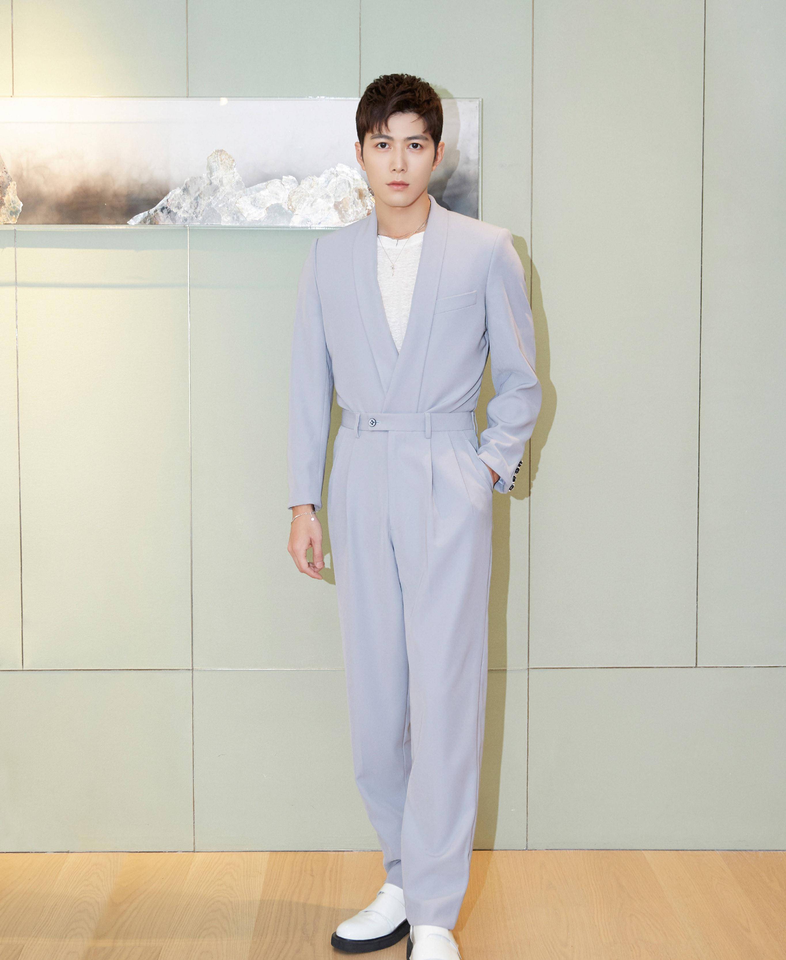 陈学冬"胆子太大",身穿连体西装现身活动,被夸越来越帅!