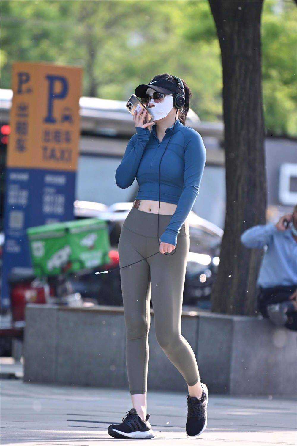 穿着瑜伽裤逛街大多数姑娘会搭配运动鞋夏季的运动风富有活力