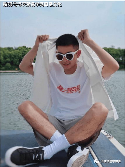 八字称骨三两八钱男命年少成名且人品好有声望