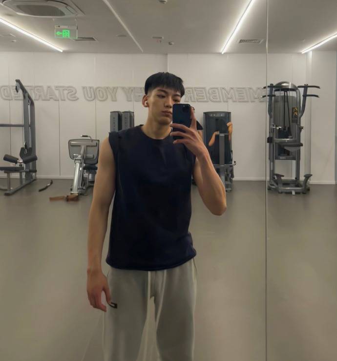 原创22岁时尚大男孩热爱健身撸铁打造一身诱人肌精的小狼狗