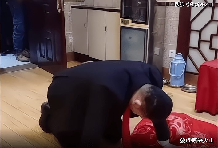 原创这是男人的卑微新郎下跪20分钟向丈母娘讨红包旁人看不下去了