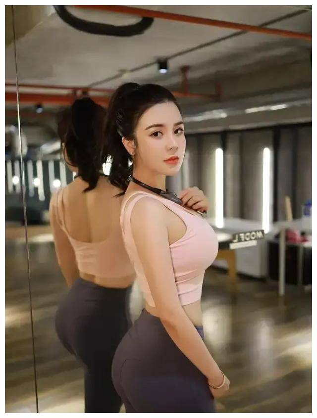 身材丰润的无痕裤美女杨柳细腰成为一大亮点