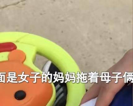 的孩子坐在玩具車上,由自己的媽媽拉著走,讓人心疼_姥姥家_女兒_外孫